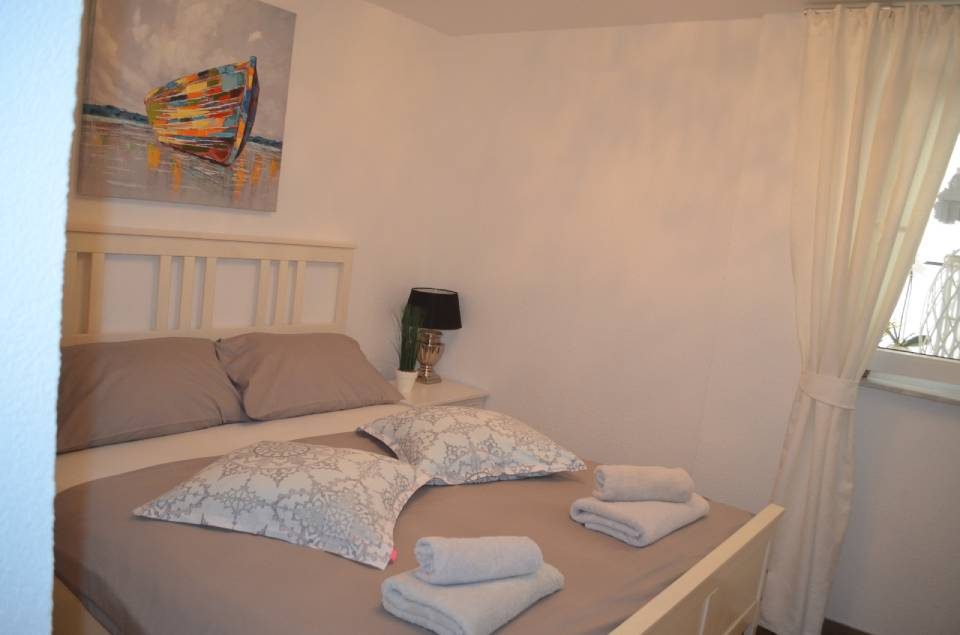 Schlafzimmer der Ferienwohnung 1 mit frischen Handtüchern
