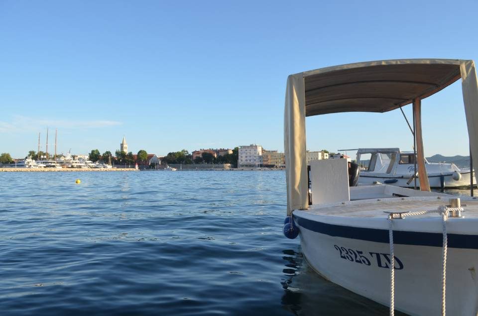 Boot im Hafen von Zadar mit Blick auf die Altstadt